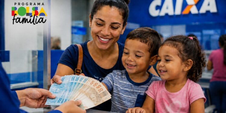 Imagem ilustrativa representa mãe sorridente com dois filhos pequenos recebendo notas de dinheiro de um atendente no balcão de uma agência da Caixa, ao lado do logo do Programa Bolsa Família