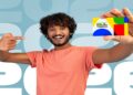 Homem sorri segurando o cartão do Bolsa Família diante do número 2026, em referência ao calendário de pagamentos de junho.