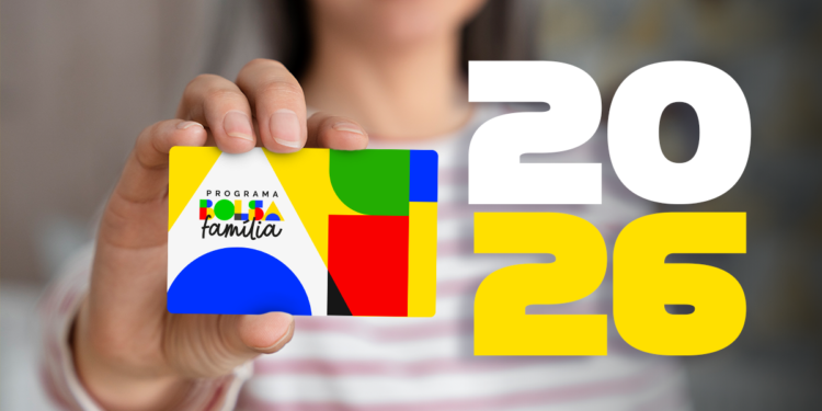 Beneficiária segura o cartão do Bolsa Família que exige critérios de saúde e educação em 2026