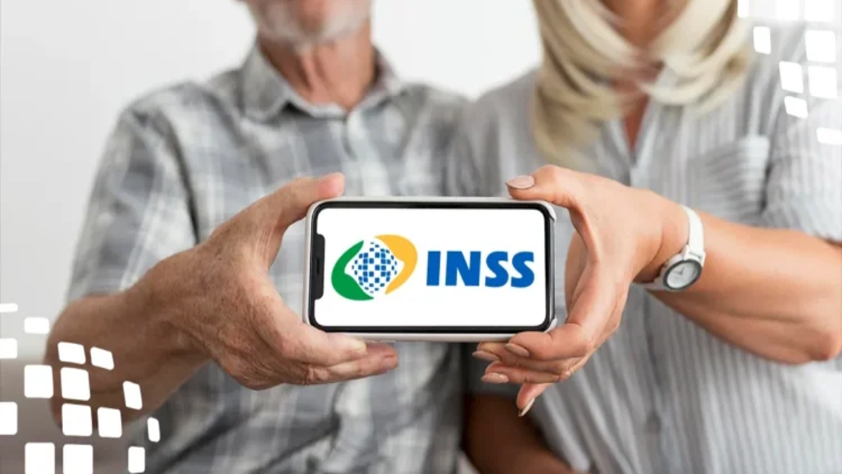 Casal de idosos segura celular exibindo o logotipo do instituto na tela