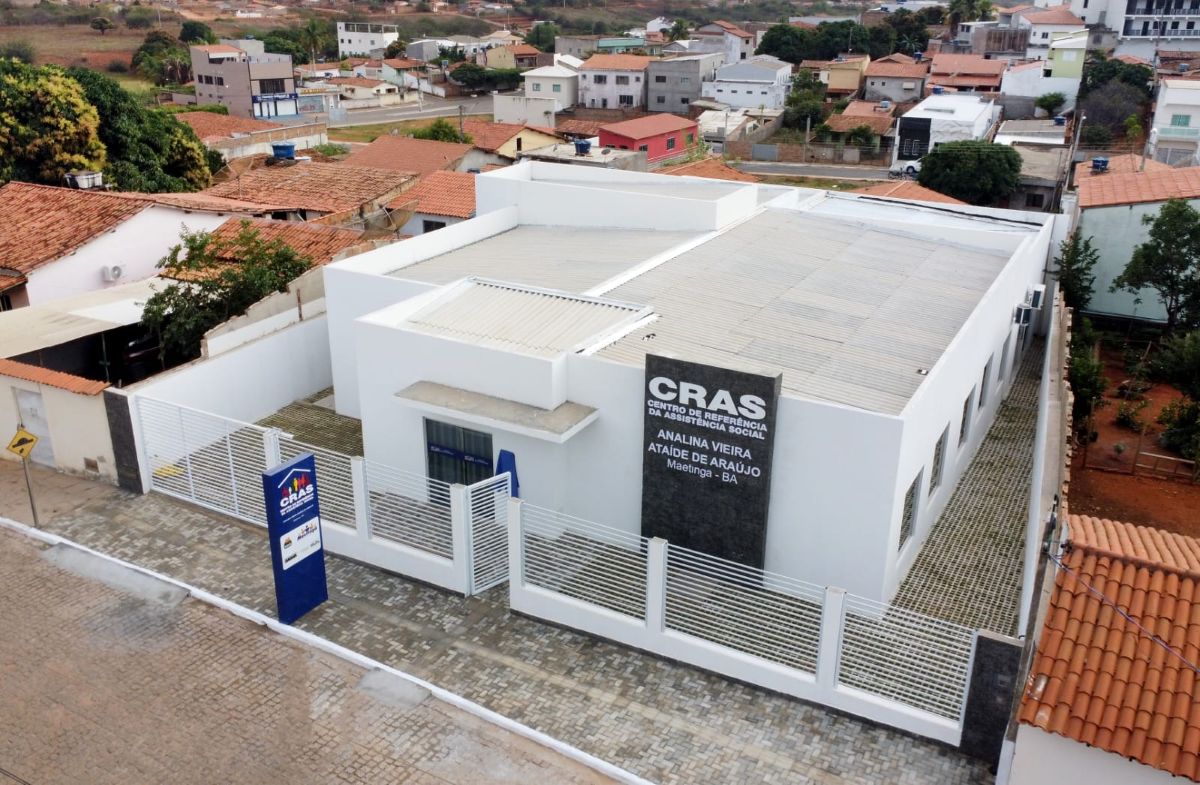 Vista aérea de unidade do CRAS com fachada branca e placa de identificação