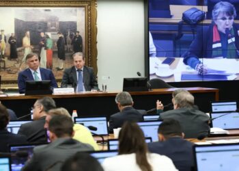 Deputados reunidos na Comissão de Constituição e Justiça da Câmara durante a votação da PEC que reduz a maioridade penal para 16 anos.