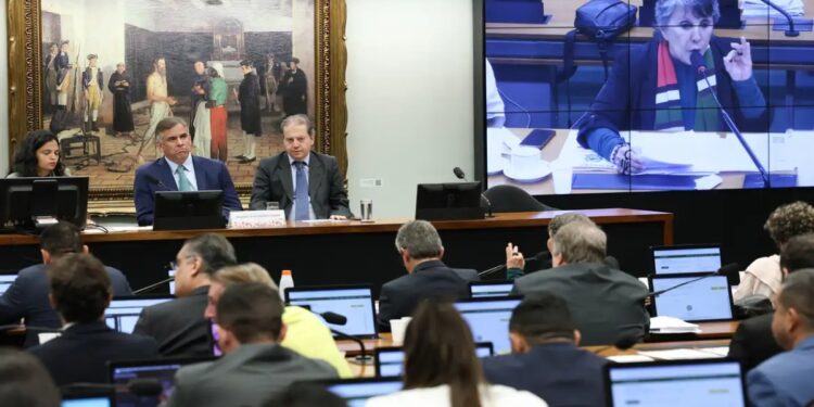 Deputados reunidos na Comissão de Constituição e Justiça da Câmara durante a votação da PEC que reduz a maioridade penal para 16 anos.