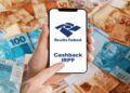 Mão segura celular com a marca da Receita Federal e o texto Cashback IRPF, sobre fundo de cédulas de real