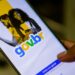 Tela de login do aplicativo gov.br aberta no celular segurado pela mão do usuário