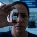 Corticoide sem prescrição, medicamento que pode causar glaucoma e cegueira, segurado em frente ao olho em unidade de saúde.