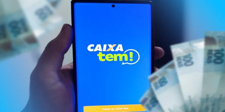 Mão segura celular com o aplicativo Caixa Tem aberto, com cédulas de real ao fundo.