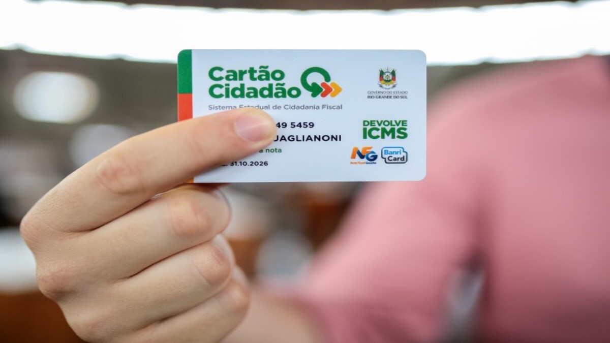 Beneficiário segura o Cartão Cidadão usado para receber os valores do programa Devolve ICMS