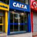 Fachadas de agências do Banco do Brasil, Caixa e Bradesco lado a lado, representando a definição de horários dos bancos pela Febraban na Copa.
