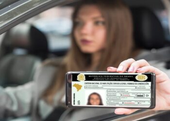 Motorista exibe a CNH digital no celular, documento usado como isca em golpes que prometem retirar pontos da habilitação.