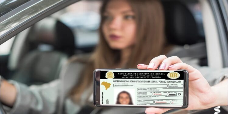 Motorista exibe a CNH digital no celular, documento usado como isca em golpes que prometem retirar pontos da habilitação.