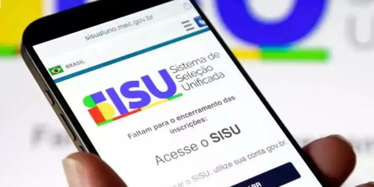 Candidato acessa o portal do Sisu pelo celular para mudar o curso antes do fim do prazo