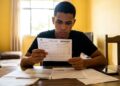 Estudante analisa boleto do Enem 2026, em referência ao novo prazo de inscrição e pagamento da taxa