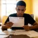 Estudante analisa boleto do Enem 2026, em referência ao novo prazo de inscrição e pagamento da taxa