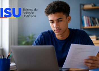 Jovem estudante de camiseta azul faz a inscrição no Sisu+ 2026 pelo notebook, segurando um documento, ao lado do logo do Sistema de Seleção Unificada