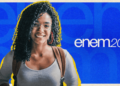 Estudante sorridente com mochila ao lado da arte oficial do exame em fundo azul e amarelo