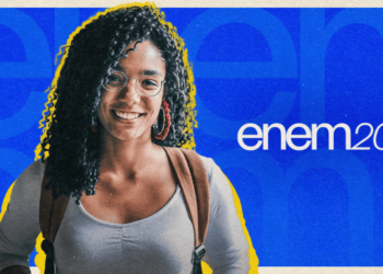 Estudante sorridente com mochila ao lado da arte oficial do exame em fundo azul e amarelo