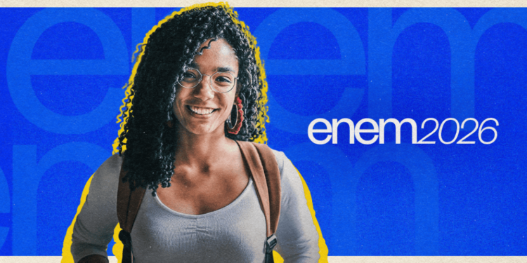 Estudante sorridente com mochila ao lado da arte oficial do exame em fundo azul e amarelo