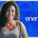 Estudante sorridente com mochila ao lado da arte oficial do exame em fundo azul e amarelo