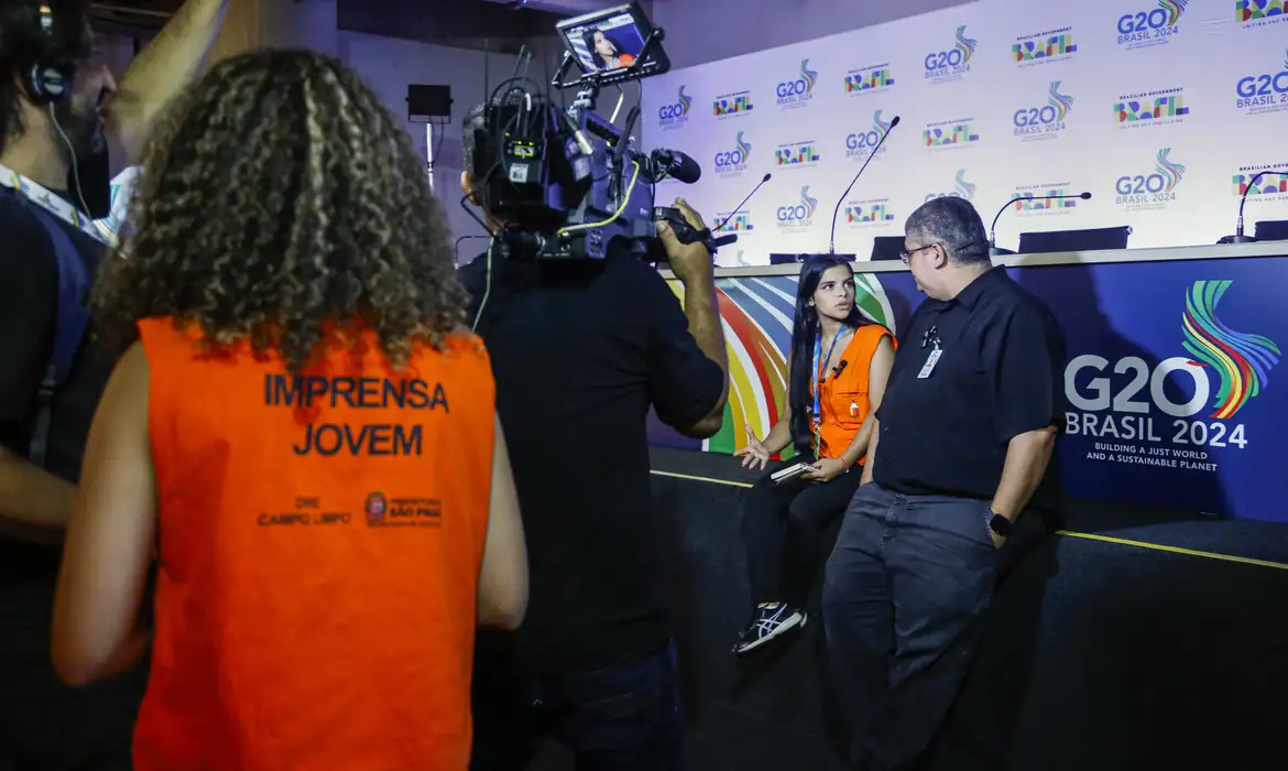 Jovens aprendizes de imprensa em cobertura, modalidade preservada após o veto ao Contrato do Primeiro Emprego