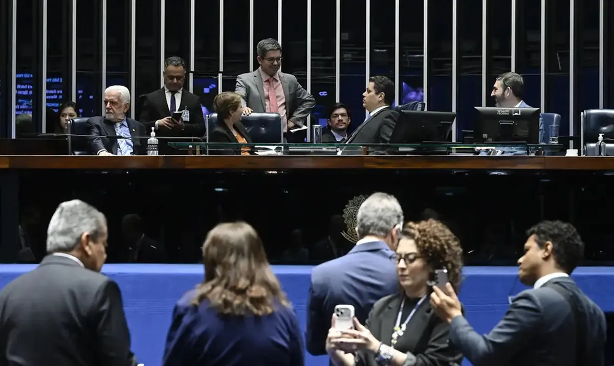 Senadores reunidos no plenário durante a votação da medida provisória que criou a renovação automática da CNH para bons condutores
