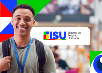 Estudante sorridente com mochila ao lado do logotipo do Sistema de Seleção Unificada