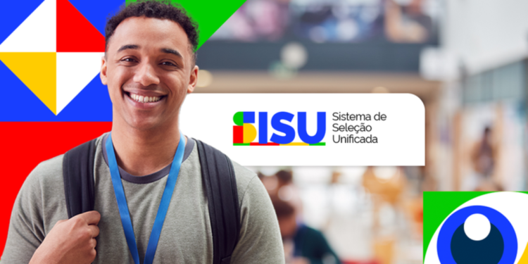 Estudante sorridente com mochila ao lado do logotipo do Sistema de Seleção Unificada