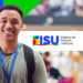 Estudante sorridente com mochila ao lado do logotipo do Sistema de Seleção Unificada