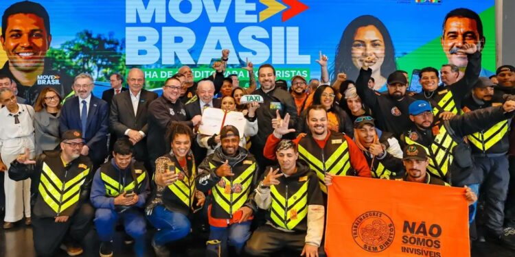 Autoridades e motoristas reunidos no lançamento do programa Move Brasil de crédito para compra de carro novo