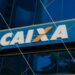 Imagem ilustrativa da fachada de uma agência da Caixa, banco que libera o Saque Calamidade nas cidades habilitadas.
