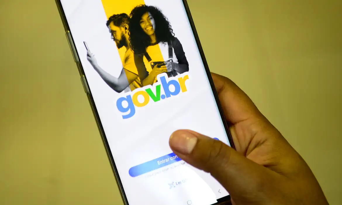 Celular no app Gov.br usado para elevar a conta ao nível ouro com a CIN