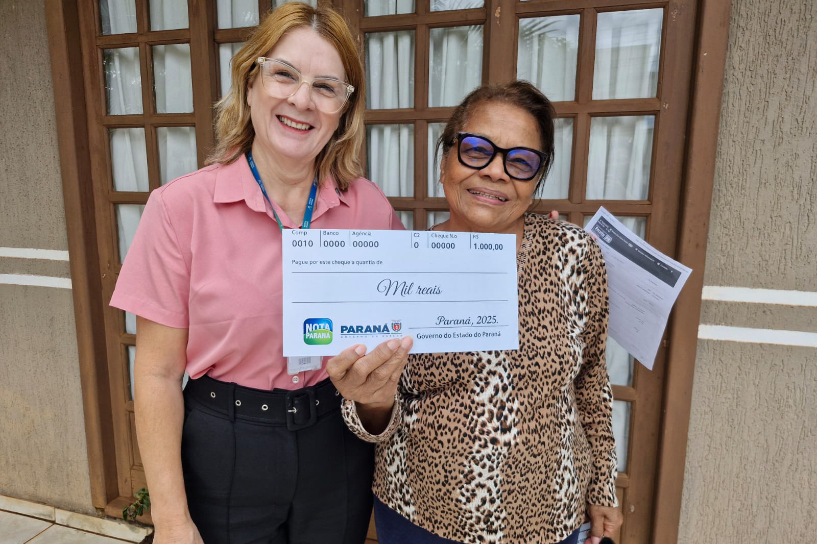 Equipe do Nota Paraná entrega prêmio de R$ 1.000 em busca ativa por ganhadores que não sacaram o valor