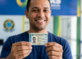 Homem exibe a nova CIN que eleva a conta Gov.br ao nível ouro em 2026