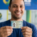 Homem exibe a nova CIN que eleva a conta Gov.br ao nível ouro em 2026