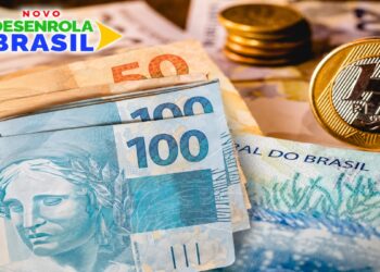Logotipo do Novo Desenrola Brasil sobre cédulas de R$ 50 e R$ 100 e moeda de R$ 1, representando a renegociação de dívidas do programa em 2026.