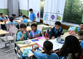 Crianças da educação básica em sala de aula da rede pública, atendida pelo novo piso dos professores