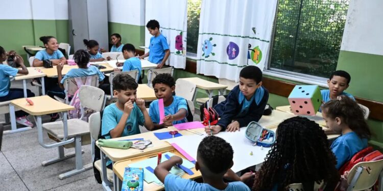 Crianças da educação básica em sala de aula da rede pública, atendida pelo novo piso dos professores