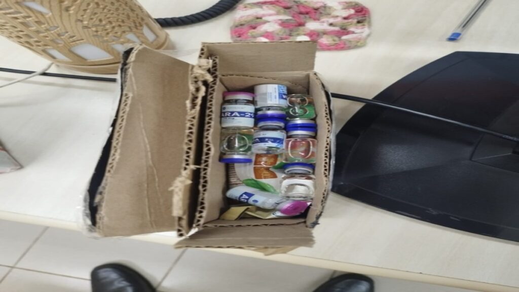 Polícia Federal apreende 20 caixas de remédios para emagrecer sem documentação no Aeroporto de Maringá 2 Frascos de tirzepatida e outros peptídeos dentro de caixa apreendida pela Polícia Federal em Maringá