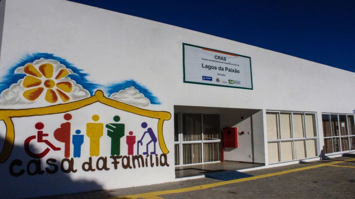 Fachada de unidade do CRAS com mural Casa da Família