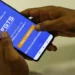 Trabalhador acessa o aplicativo FGTS da Caixa pelo celular