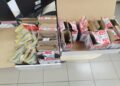 Caixas de papelão com frascos de medicamentos apreendidos pela Polícia Federal no Aeroporto de Maringá