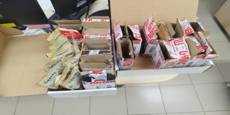 Caixas de papelão com frascos de medicamentos apreendidos pela Polícia Federal no Aeroporto de Maringá