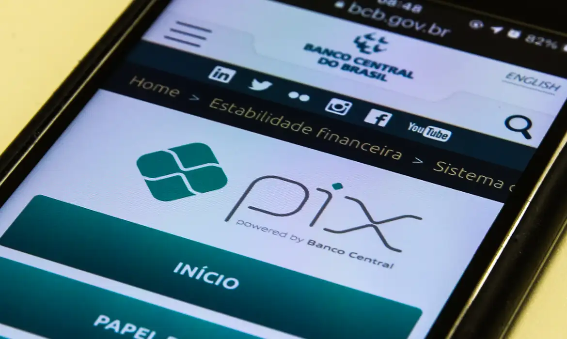 Tela de celular com o Pix no site do Banco Central, que mudou as regras do pagamento por aproximação