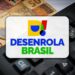 Imagem ilustrativa com o logotipo do programa Desenrola Brasil aplicado sobre cédulas de real e uma calculadora, referência à renegociação de dívidas oferecida pela iniciativa