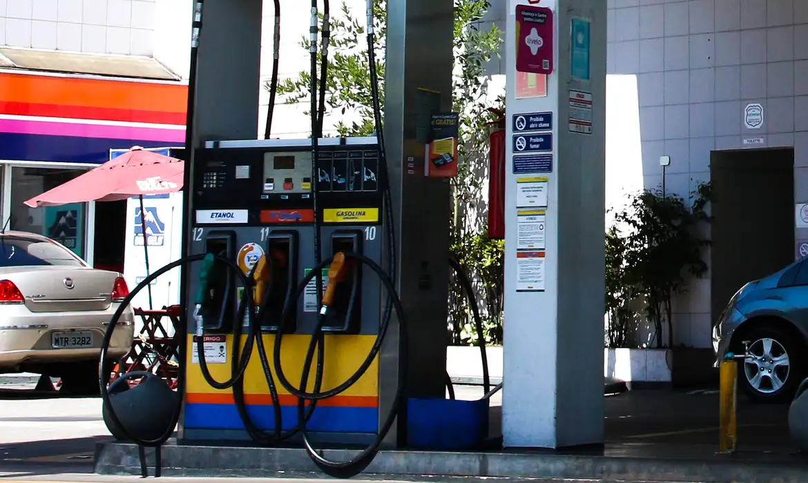 Bomba de combustível com etanol e gasolina, que tiveram comportamento de preço diferente em junho de 2026