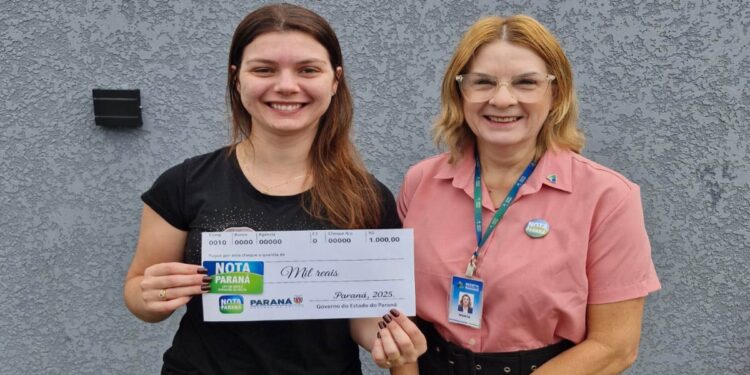 Ganhadora do Nota Paraná recebe prêmio de R$ 1.000, valor que 460 contemplados ainda não resgataram antes do prazo