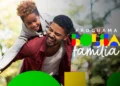 Pai e filho sorrindo ao ar livre ao lado da marca do Programa Bolsa Família, representando o impacto do benefício na saúde das famílias.