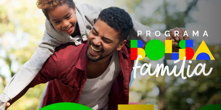 Pai e filho sorrindo ao ar livre ao lado da marca do Programa Bolsa Família, representando o impacto do benefício na saúde das famílias.
