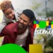 Pai e filho sorrindo ao ar livre ao lado da marca do Programa Bolsa Família, representando o impacto do benefício na saúde das famílias.