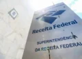 Fachada da Receita Federal vista de baixo, ilustrando o lançamento do CNPJ Alfanumérico para ampliar a identificação de empresas no Brasil.